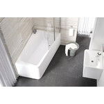 Akrilinė asimetrinė vonia Ravak 10° interjere.